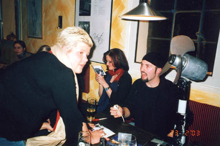 moe gibt einem Fan ein Autogramm