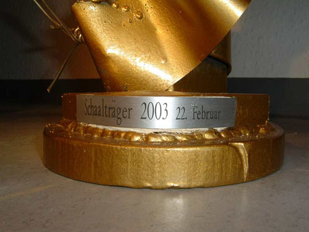 edel verarbeitet auch die Plastkplakette